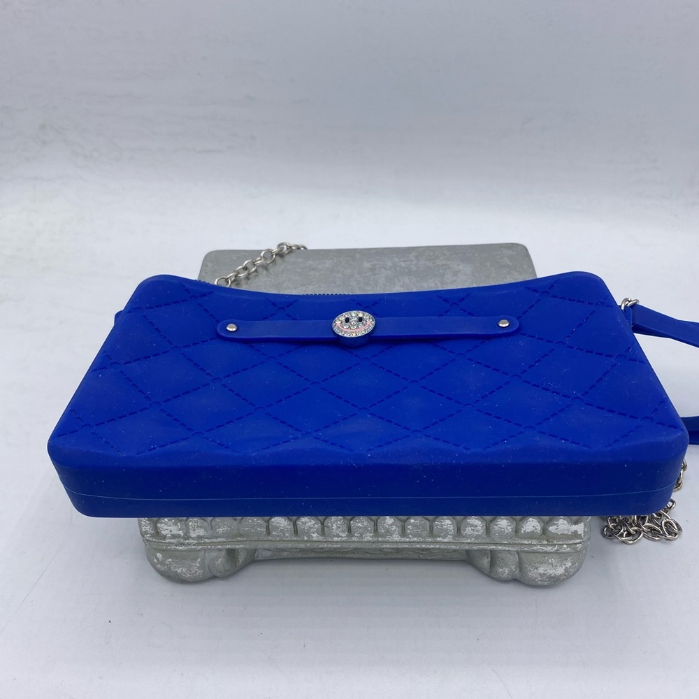 American Jewel Small Silicone Blue Quilted Gummy Wristlet/ Crossbody Bag - Picture 9 of 9